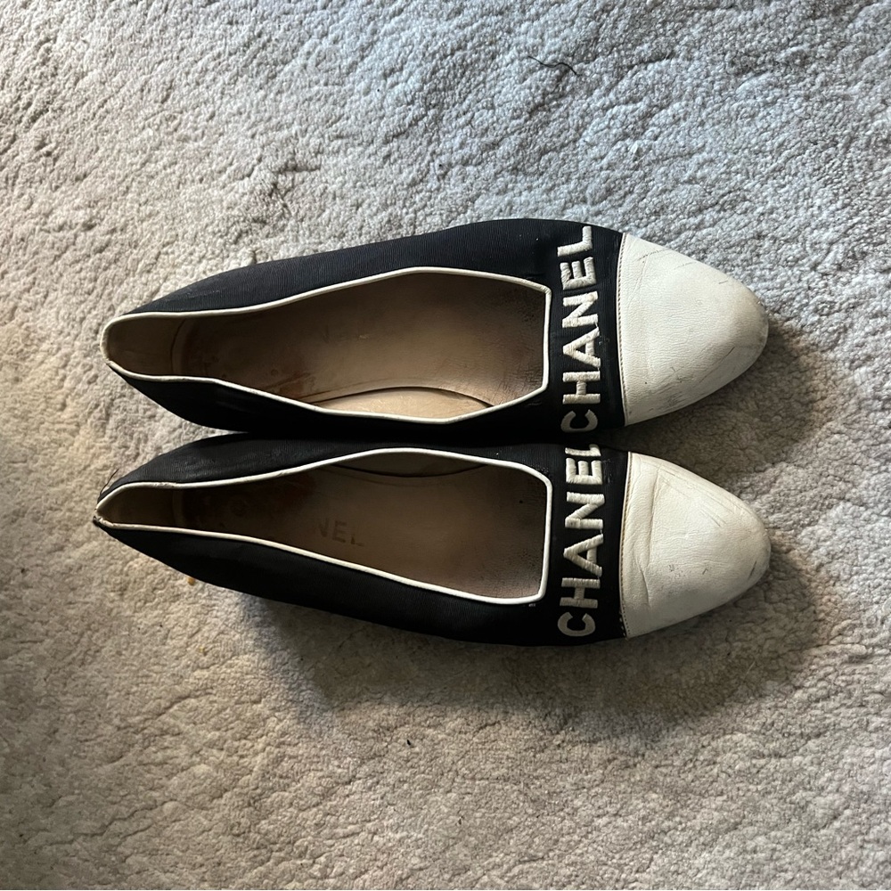 CHANEL Black and Cream Flats - Picture 3 of 5